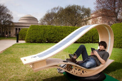 Soft Rockers 麻省理工学院sheila kennedy教授带领建筑系学生一同开发了这款名为soft rocker的太阳能木质摇椅。它采用舒适软木制作而成，整体造型符合人体功能学。在摇椅的顶盖上设计装置了35瓦的太阳能跟踪系统，并…