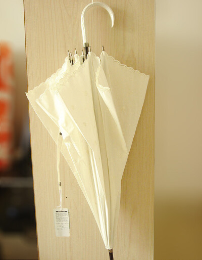 这是一款百分百出口日本的棉布洋伞。真心贵真心好看。据说晴雨两用~~~~