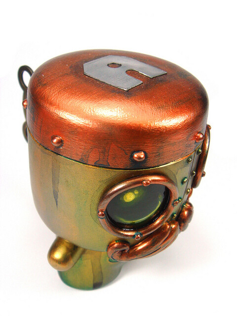 Doktor A是MINDstyle今年力推的一位英国设计师，其玩具风格主要是一些中世纪欧洲蒸汽推动时代的一些机械角色。个人风格比较强烈，作品往往金属感较强。