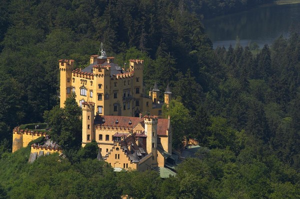 德国旧天鹅堡（Hohenschwangau） 旧天鹅堡和新天鹅之间各据二座山头遥遥相望，也是国王路德维希二世渡过他童年的地方，早在 1523 年的时候，这座城堡就因为墙面太薄而被认为没有防御的功能，于1538-41 由一位意大利建筑师 Licio de Spari 修复，几乎已经完全重建 。