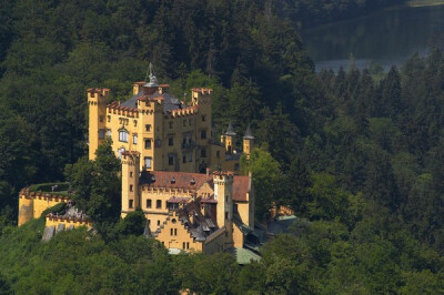 德国旧天鹅堡（Hohenschwangau） 旧天鹅堡和新天鹅之间各据二座山头遥遥相望，也是国王路德维希二世渡过他童年的地方，早在 1523 年的时候，这座城堡就因为墙面太薄而被认为没有防御的功能，于1538-41 由一位意…