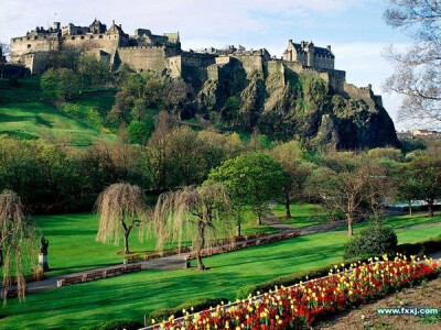 爱丁堡城堡（Edinburgh Castle） 是爱丁堡甚至于苏格兰精神象征，耸立在死火山岩顶上，居高俯视爱丁堡市区，每年八月在此举办军乐队分列式(Military Tattoo)，更将爱丁堡城堡庄严雄伟的气氛表露无遗。