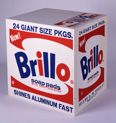 "Brillo Soap Pads Box"Andy Warhol, 1964. Inchiostro serigrafato a stancil e polimeri sintetici su legno, 44,5x44,5x36 cm. The Andy Warhol Museum, Pittsburgh Founding Collection.