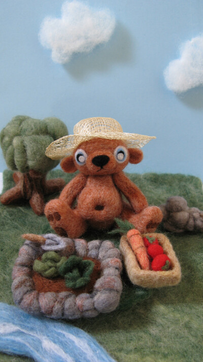 Needle felted Veg Loving Bear./by ~riamelin