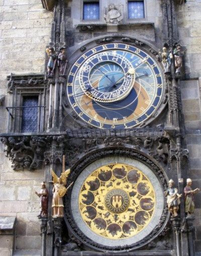 位于布拉格市中心著名的占星时钟，美丽中透着神秘
