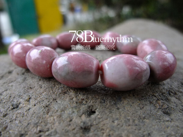 桃花玉这个石头，学名叫蔷薇辉石的美丽石头，是台湾宝岛的瑰宝——玫瑰石。它是台湾特有的宝石类矿种，石质坚硬，色彩艳丽。