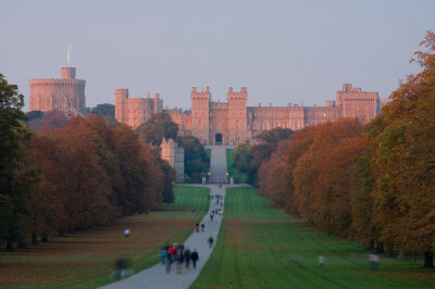 温莎城堡（英语：Windsor Castle），位于英国英格兰东南部区域伯克郡温莎-梅登黑德皇家自治市镇温莎，是世界上有人居住的城堡中最大的一个。温莎城堡的历史可以回溯到威廉一世时期，城堡的地板面积大约有45,000平方…