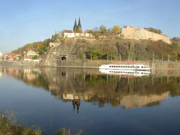 高堡 (Vyšehrad) 是一座位于捷克的城堡, 建立于10世纪, 坐落于伏尔塔瓦河边的山丘上。 城堡里面有圣保罗及圣彼得大教堂, 以及高堡公墓, 长眠著许多捷克历史上的知名人物。于1883年, 高堡及其周边区域成为首都布拉格的一部分。 此区是布拉格市的其中一个行政区。