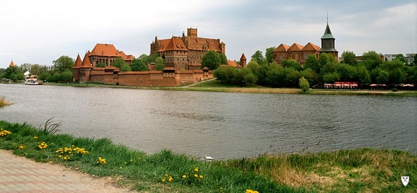 马尔堡（波兰语：Malbork）是波兰北部的一个城镇，是波美拉尼亚省马尔堡县的首府，人口40,135。马尔堡在13世纪由条顿骑士团建立，以马尔堡城堡闻名。