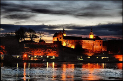 奥斯陆阿克斯胡斯城堡 “阿克斯胡期”是奥斯陆一个邻郡的名字，但对于旅游者来说，它也是矗立在阿克海角边上一座雄传的城堡的名字，从这座城堡几乎可以俯瞰市政厅和奥斯陆市中心的全貌。阿克斯胡斯是挪威喻康五世国…