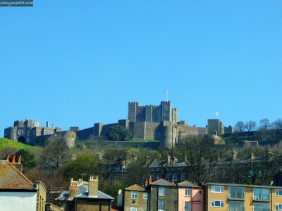 多佛城堡（Dover Castle） 多佛是英国东南部的一个闻名于世的海港城市，是大不列颠岛距欧洲大陆最近的地方，几百年来这条航线一直是英国通往欧洲大陆的海上通道，天气好时，通过望眼镜可以看到法国的加莱港。