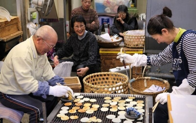 东京新年。正在制作新年食物的市民。