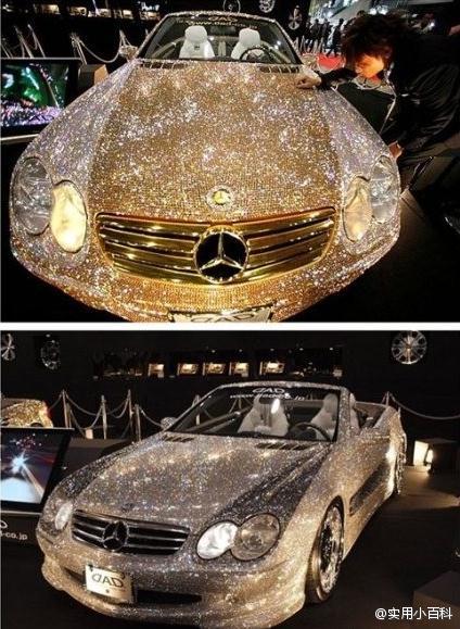 ：镶满了施华洛世奇水钻的 Mercedes Benz............想闪爆人的眼咩？！！！