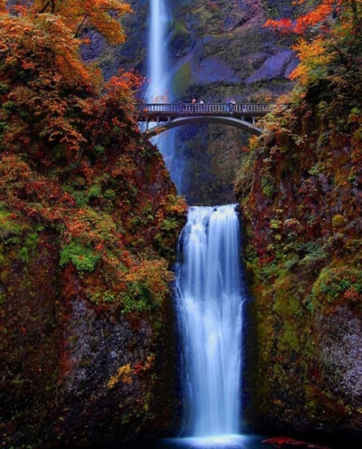 美国俄勒冈州 Multnomah Falls 。