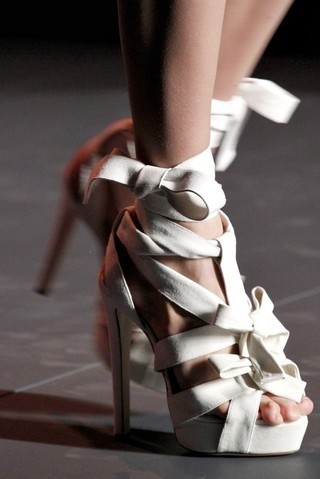 我就想穿着漂亮的高跟鞋，走到你面前，轻描淡写的说一句：好久不见...