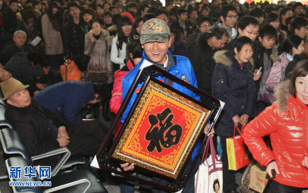 2012年的春运已然到了第四天，也许你已踏上归家的旅程，坐在车上缓了一口气神情泰然看着窗外，也许你还徘徊在车站售票处反复焦虑。而你的表情，也许此时已被摄入到未知名的摄影师镜头低下哟……