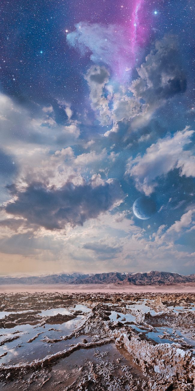 以超现实场景（Unrealistic Scenessome）为主题，旧金山摄影师Nathan Spotts创作了一系列展现地球与宇宙之美的作品。这些非凡的照片实如其名 ，每一张都结合了我们地球的人为或自然风光以及科幻又空灵的星系、星球，是只应梦中拥有而永远无法睹其真容的场景 。其实这些照片上的自然景观部分已经拍的令人叹为观止，但经过Spotts高超的无缝合成并加入天体元素后，照片就有了鬼斧神工的神秘滋味。