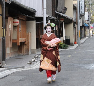 京都被誉为艺妓文化的起源地，至今艺妓仍作为一种艺术象征而存在，她们的世界是一个充满神秘而幽深的世界。日语中的 “艺妓”，是一种职业的称谓，并不含有贬低的意思。事实上她们从事的是一种表演艺术，与我们所熟…