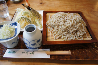 .冷面在尝试分食法的时候，突然把最爱吃的面食扼制了会非常痛苦，想吃到抓狂，但是一定要忍住啊，可以去吃冷面，当然不是小摊的烤冷面，而是那种朝鲜冷面。这种面跟其他面条材质不一样，所以相比其他面食热量低很多…