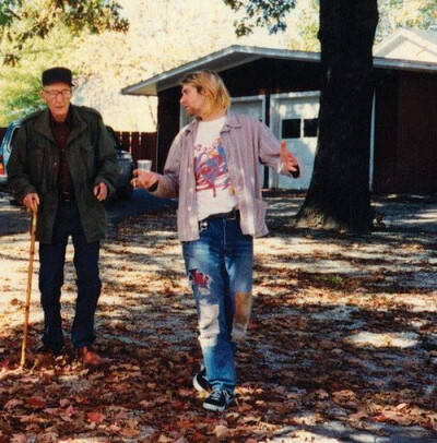 William S. Burroughs和Cobain在Burrough位于堪萨斯的家中，Kurt后来提到，他们经常一起谈论三十年代的布鲁斯音乐宗师Leadbelly。