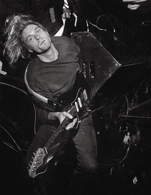 照片中的Kurt躺在舞台上进行着吉他Solo，这也是早期Nirvana乐队吸引观众的唯一亮点，慢慢这样的演出方式成为了乐队的特点。即使当乐队成名之后，Kurt还会偶尔这样做。