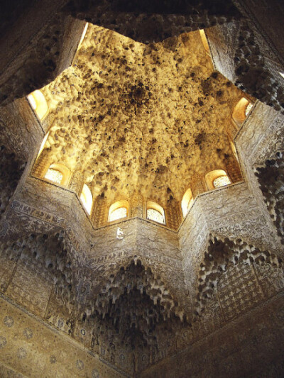 【建筑摄影】阿尔罕布拉宫（Alhambra Palace）是位于西班牙南部的一组古代建筑群，1984年入选联合国教科文组织世界遗产名录，整座建筑包括梅斯亚尔厅、科玛莱斯宫、阿本莎拉赫厅、使节厅等众多部分，图为阿本莎拉赫…