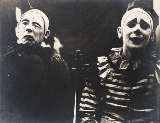 也许带给人们越多快乐的人, 恰是最寂寞最绝望的那个人. 也许, 我们每个人的内心最深处, 都是一个外表看似光鲜亮丽, 卸下华丽妆容后才露出最无助的那一面的小丑.