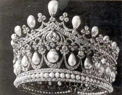 这顶王冠上镶有340颗钻石，重达287克拉，最大的一颗重达10.78克拉，其余有钻石拼成的500朵玫瑰，重达84克拉。总计101颗珍珠。