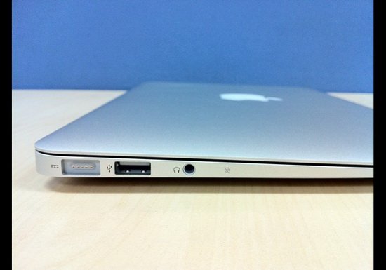 MacBook Air超薄笔记本电脑发布时间：2008年苹果当时表示，MacBook Air为“全球最薄笔记本电脑”，重量仅3英磅。