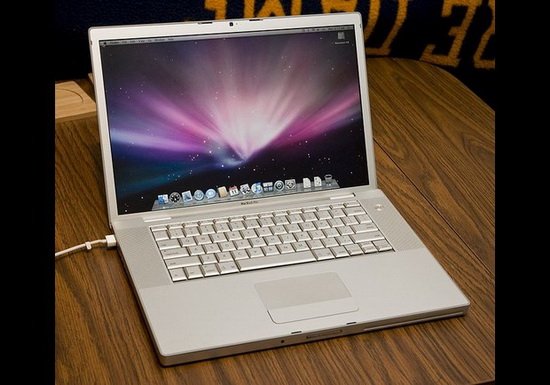 MacBook Pro笔记本电脑发布时间：2006年MacBook Pro采用了铝合金外壳，并取代PowerBook G4成为苹果高端笔记本主打产品