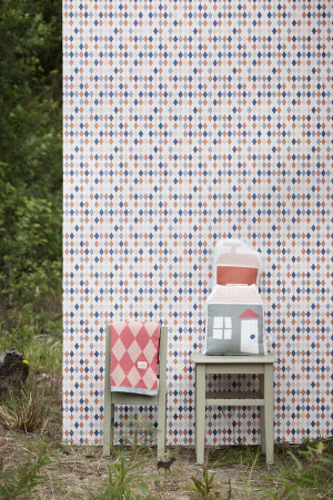 丹麦家居用品品牌Ferm Living发布最新2011年秋冬目录，2011年秋冬系列风格跟春夏系列有了较大的变化，给人以一个复古的感觉，本期的主题菱形格子和自然森林的融合，通过设计师巧妙的搭配尽显意趣无限。