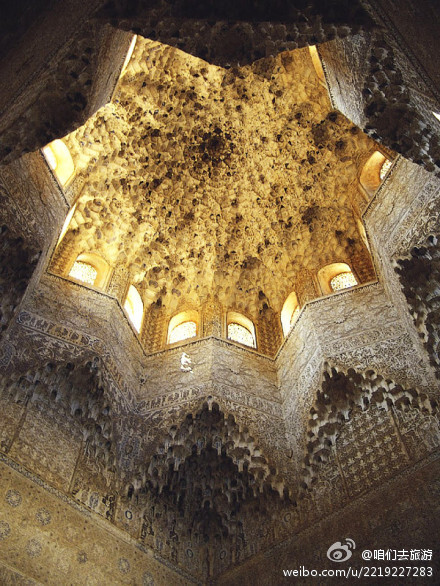 【建筑摄影】阿尔罕布拉宫（Alhambra Palace）是位于西班牙南部的一组古代建筑群，1984年入选联合国教科文组织世界遗产名录，整座建筑包括梅斯亚尔厅、科玛莱斯宫、阿本莎拉赫厅、使节厅等众多部分，图为阿本莎拉赫厅内的圆顶。。