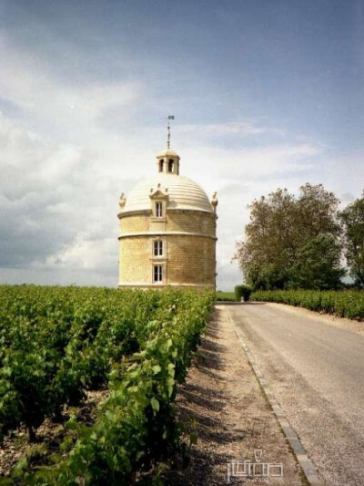 拉图尔酒庄（Chateau Latour）是法国的国宝级酒庄，位于波尔多波伊雅克村庄（Pauillac）的南部一个地势比较高的碎石河岸上。酒庄拥有葡萄园面积107.5英亩，植株的平均年龄为35年。庄园每公顷土地种植葡萄约10000株，…