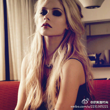 Avril Lavigne,这个酷似小吸血鬼的摇滚大精灵!人生就是这么妖!