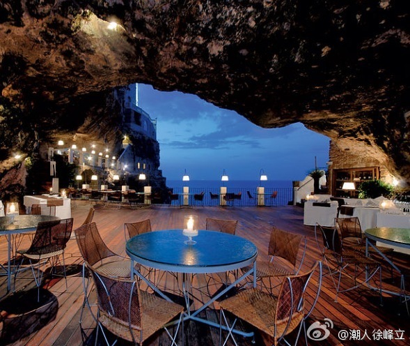 这是意大利南部的沿海山洞餐厅Grotta Palazzese，看了就垂涎欲滴啊！