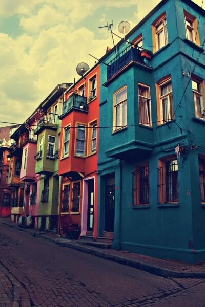 我要一所大房子，有很多很多的颜色，这颜色提醒着我生活的缤纷。
