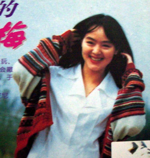 这是94年的照片,这一年她26岁,出了一张专辑,好像叫《轻轻地问》;这