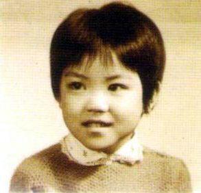 这个小姑娘是王菲。眉眼之间还可以辨认。