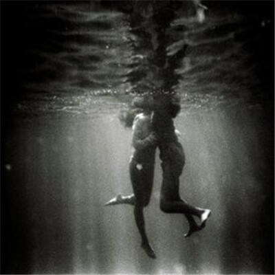 kiss in the sea