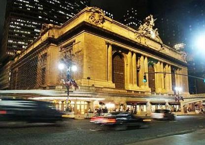 纽约大中央火车站（Grand Central Station）是世界上最大的火车站，它完成于1913年，除了揭示新大陆对于大众公共空间的重视，也彰显了火车旅行的黄金年代。是来纽约旅游者的必到之地，也是纽约的地标建筑之一。