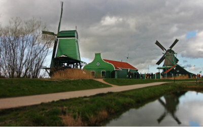 阿姆斯特丹风车村 De Zaanse Schans 荷兰著名的民俗公园。距阿姆斯特丹十几公里。村中保留了三座木制风阿姆斯特丹车，以及散落着十几座荷兰传统的木制建筑，用于展示荷兰的传统民俗文化。有现场表演荷兰木鞋、青花瓷…