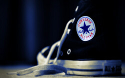 Converse Chuck Taylor All Star：1917年世界第一双ALL STAR帆布鞋在美国CONVERSE公司诞生，而它的走红要归功于当时的美国篮球巨星CHUCK TAYLOR，他对这双帆布鞋大为赞赏，自己在各大比赛中穿在脚下还不断向其他人推…