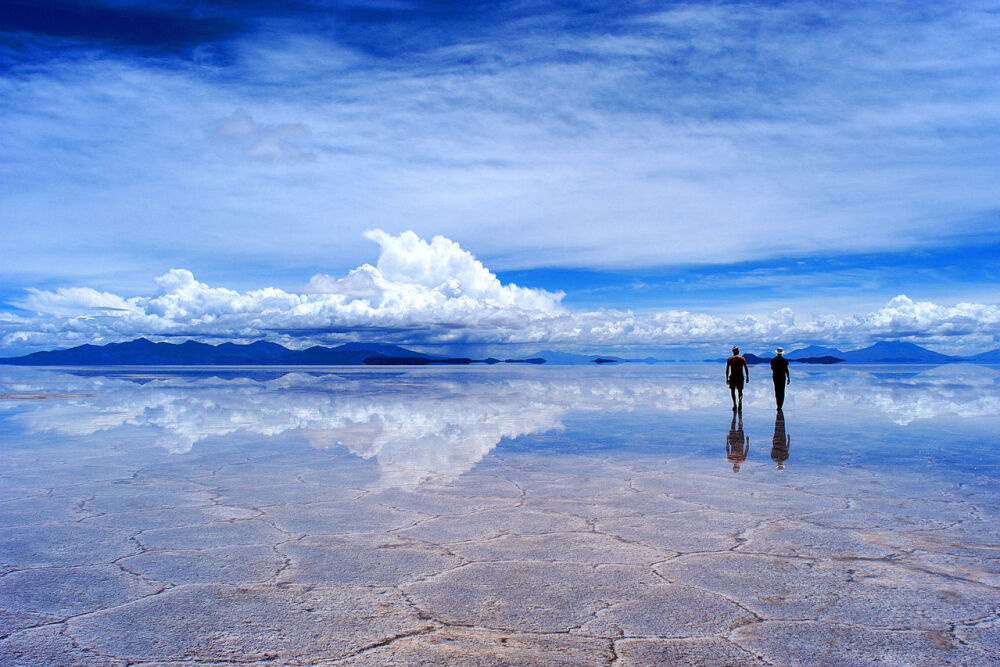 传说中的天空之镜是乌尤尼盐沼（Salar de Uyuni），它位于玻利维亚西南部的乌尤尼小镇附近，是世界最大的盐沼，东西长约250公里，南北宽约100公里，面积达10,582平方公里，盛产岩盐与石膏。由于面积大，表面光滑，反射率高，覆盖着浅水，以及最小的海拔差，阿塔卡玛成为一个理想测试和校准的遥感仪器对轨道卫星，用来研究地球。