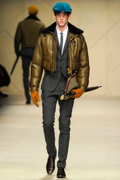 Burberry Prorsum 2012秋冬男装系列，将干练军装传统与精良贴身剪裁完美融合。