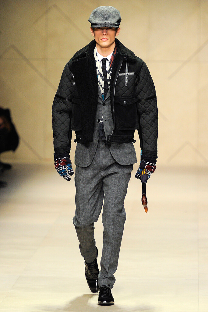 Burberry Prorsum 2012秋冬男装系列，将干练军装传统与精良贴身剪裁完美融合。