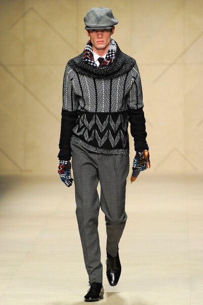 Burberry Prorsum 2012秋冬男装系列，将干练军装传统与精良贴身剪裁完美融合。