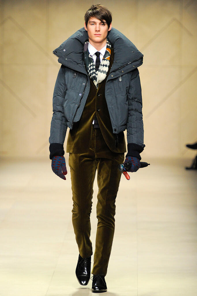 Burberry Prorsum 2012秋冬男装系列，将干练军装传统与精良贴身剪裁完美融合。