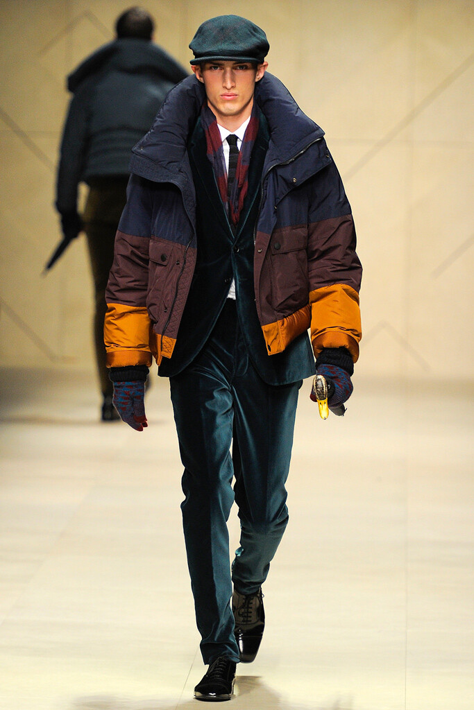 Burberry Prorsum 2012秋冬男装系列，将干练军装传统与精良贴身剪裁完美融合。