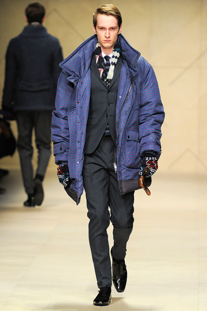 Burberry Prorsum 2012秋冬男装系列，将干练军装传统与精良贴身剪裁完美融合。