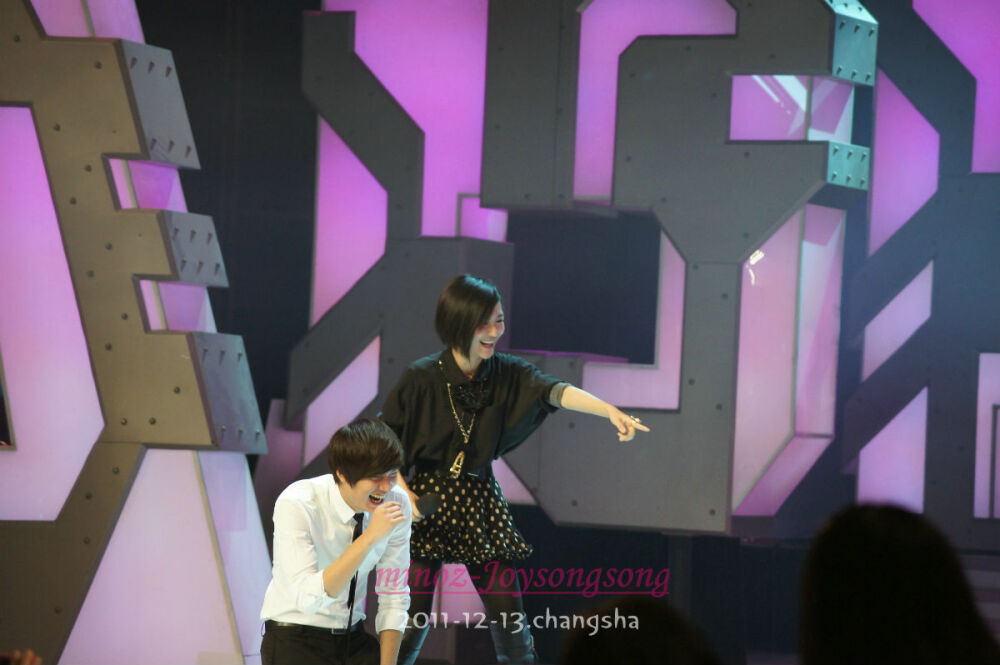 哈哈，笑趴下了，维嘉“中枪”